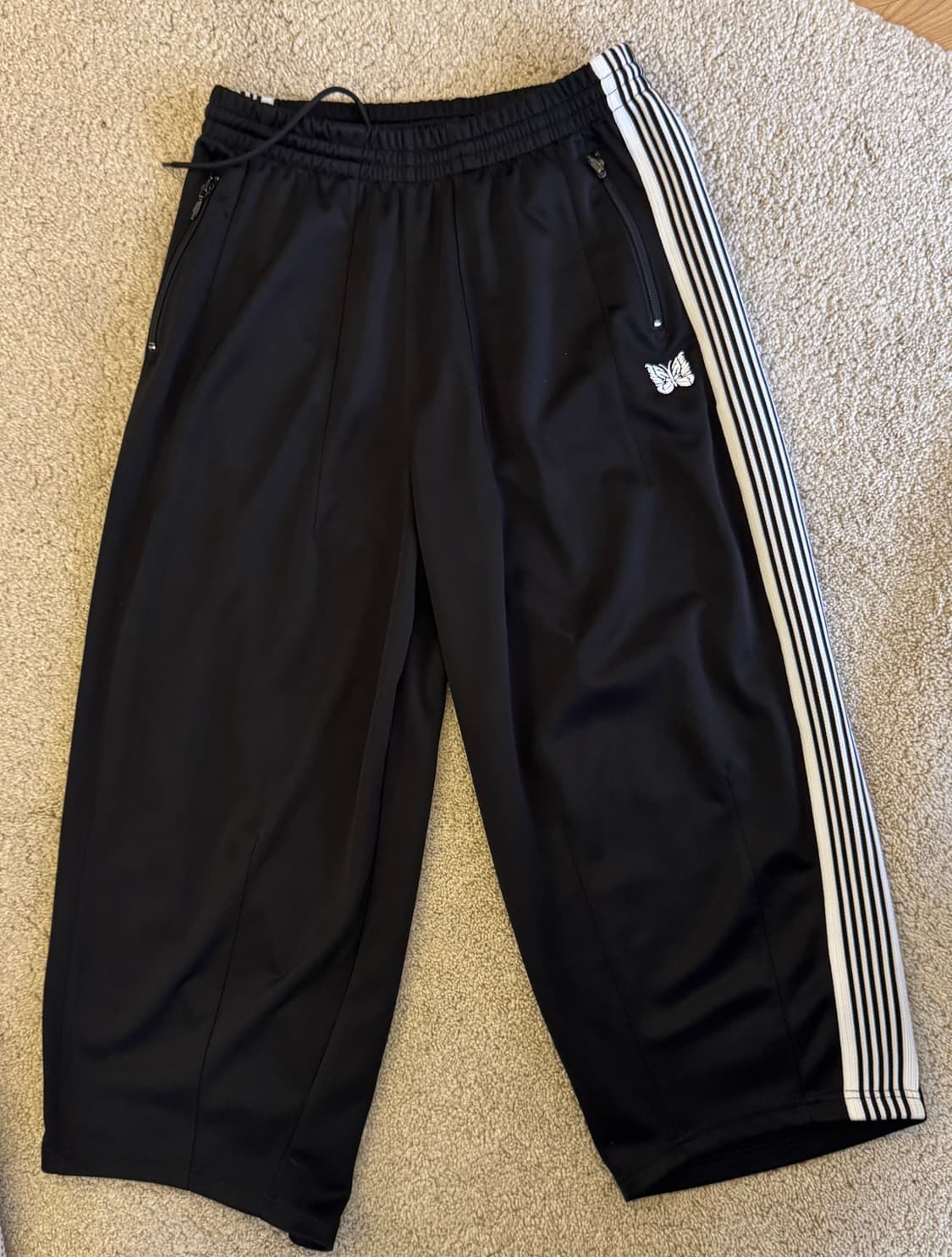 니들스 HD 트랙 팬츠 폴리 스무스 블랙 화이트 상품이미지1