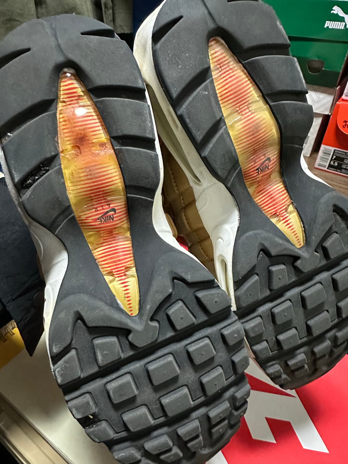 나이키 에어맥스 95 프리미엄 QS 골드 (250) 판매합니다. 상품이미지3