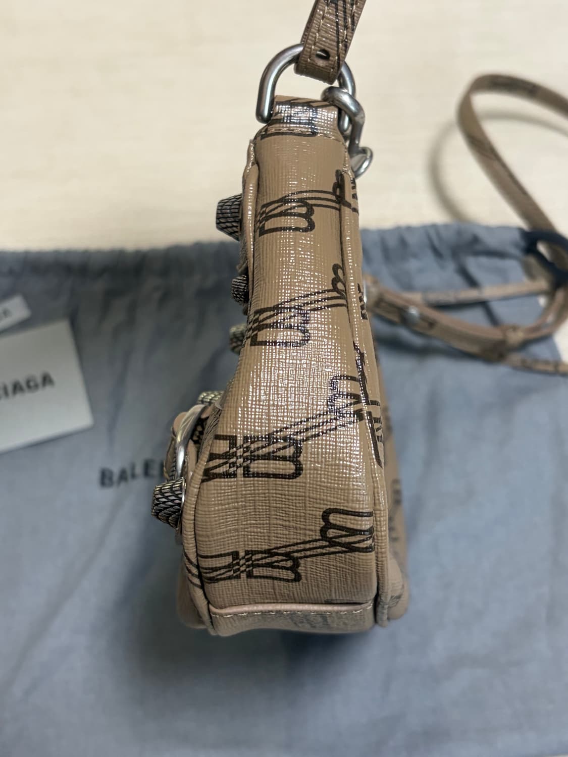 발렌시아가 르카골 체인 미니백 BB 모노그램 베이지 상품이미지8