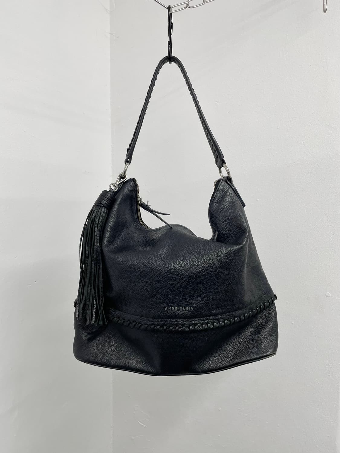 앤클라인 블랙 레더 태슬 호보백 상품이미지5