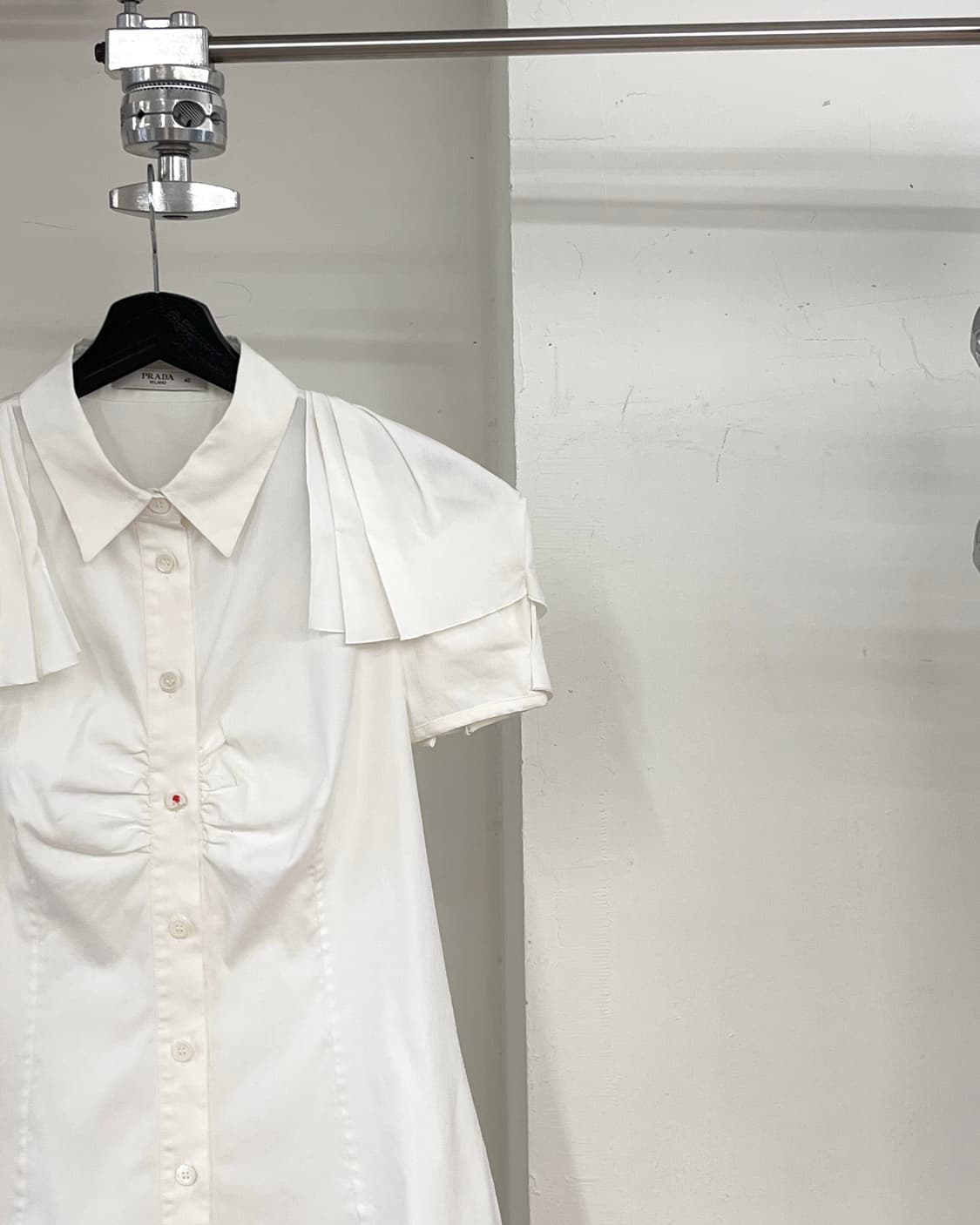 프라다 화이트 레이어드 숄더 하프 셔츠 상품이미지4