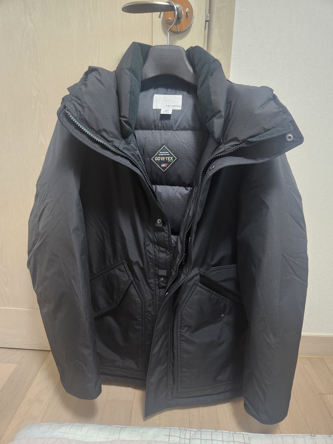 나나미카 25FW 블랙 고어텍스 후드 다운 자켓 상품이미지1