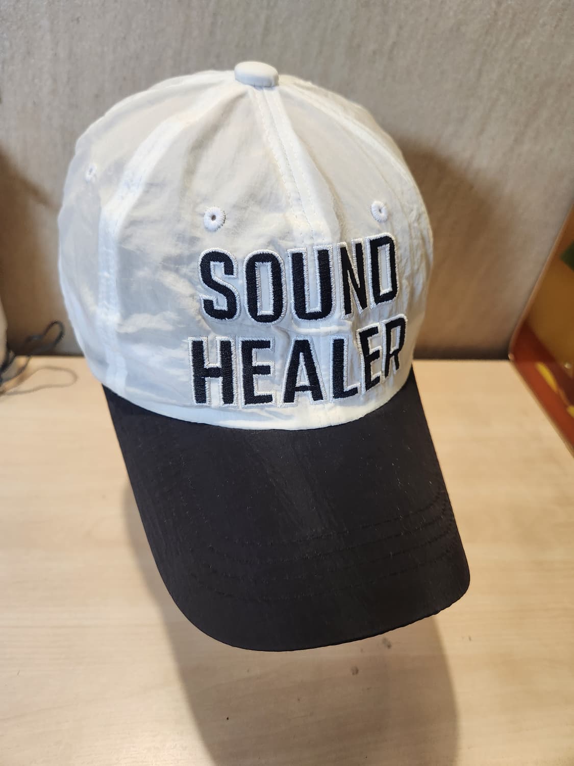 “[SWAG SEOUL] 사운드 힐러 볼캡 블랙&화이트 🧢 스트릿 무드 상품이미지1