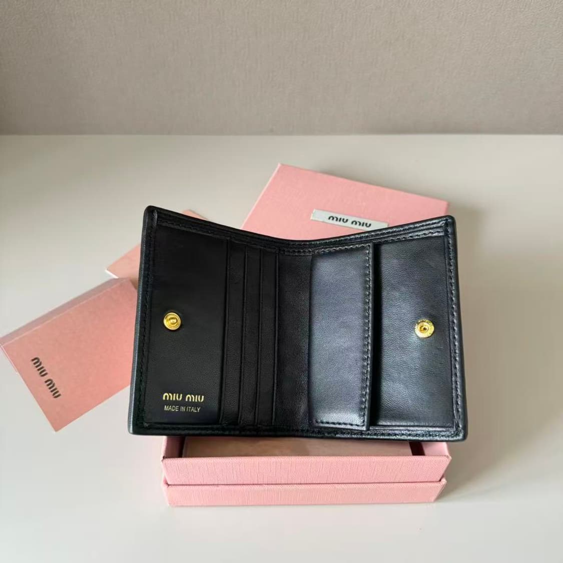 미우 미우 마테라쎄 나파 레더 카드 반지갑 블랙 상품이미지5