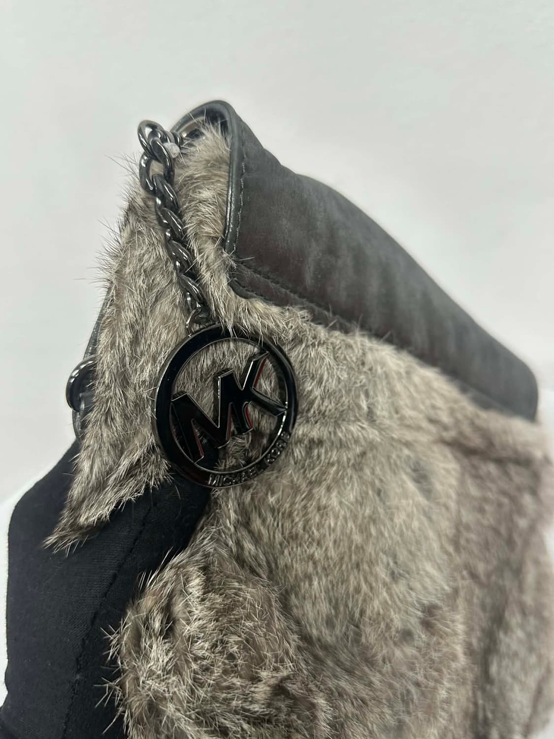 마이클코어스 y2k 토끼퍼 송치 체인 크로스바디 숄더백 상품이미지9