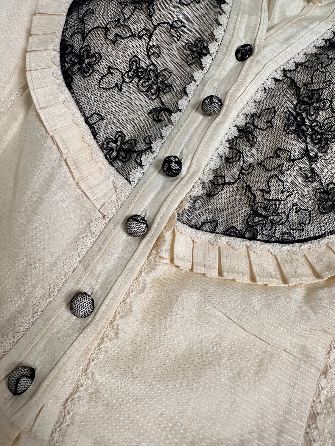 레이스 콩단추 블라우스 상품이미지3