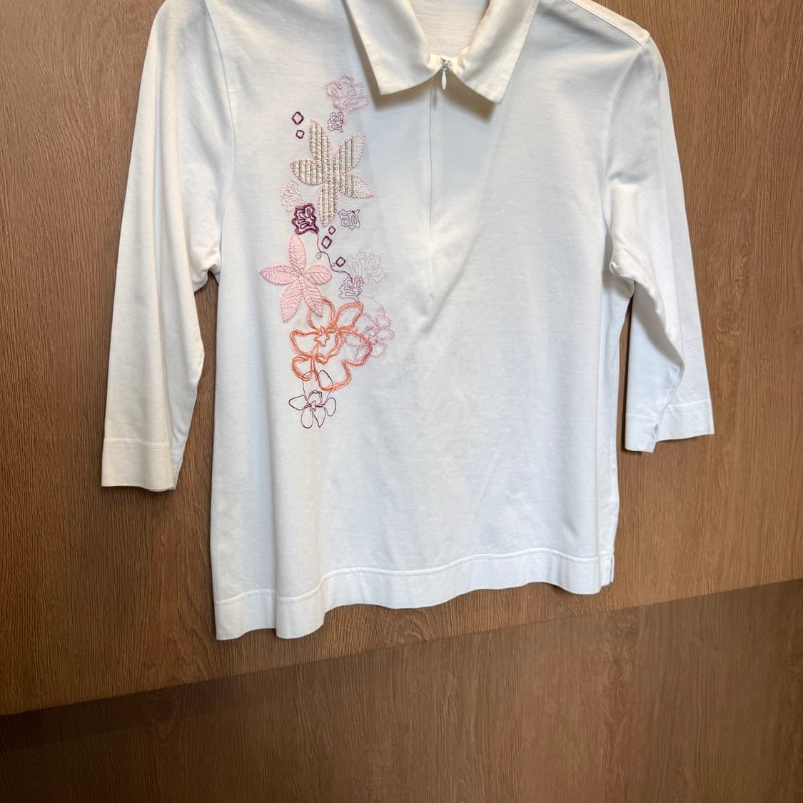 겐조 7부 PK 티셔츠 하프 집업 플라워 자수 디테일 화이트 상품이미지9