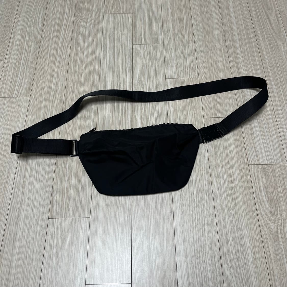 COS 검정 벨트백 상품이미지1