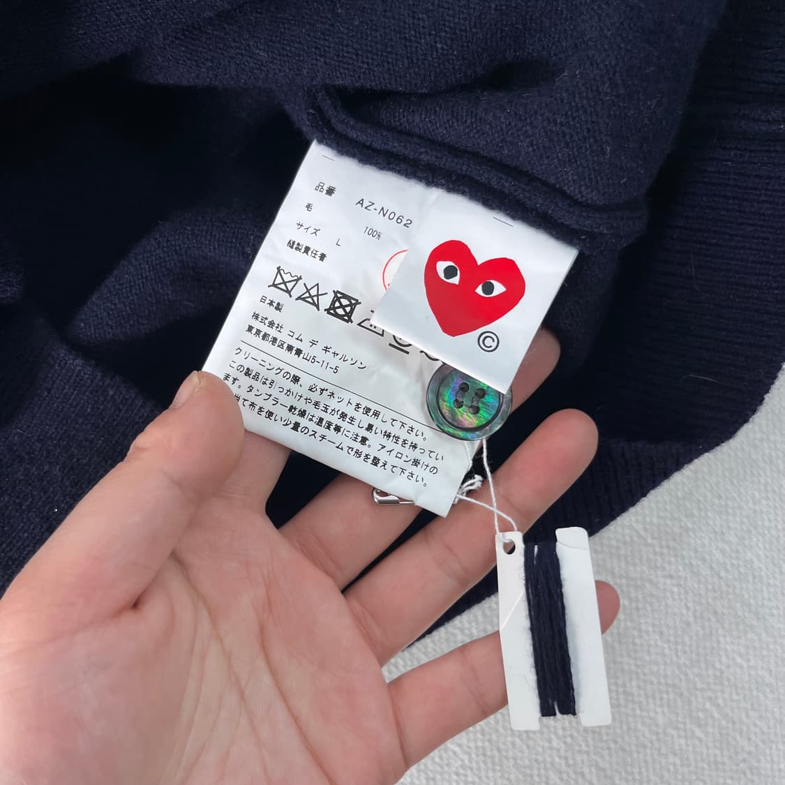 100 꼼데가르송 화이트 와펜 울 가디건  상품이미지4