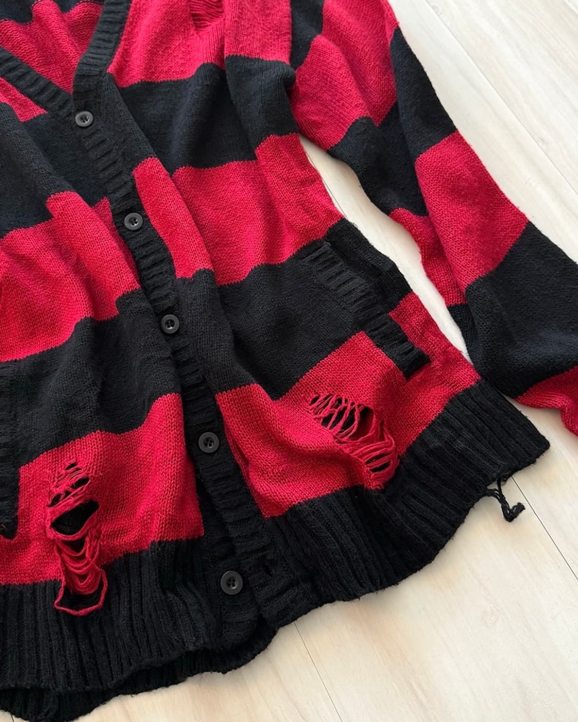 Demage detail black and red stripe cardi 상품이미지3