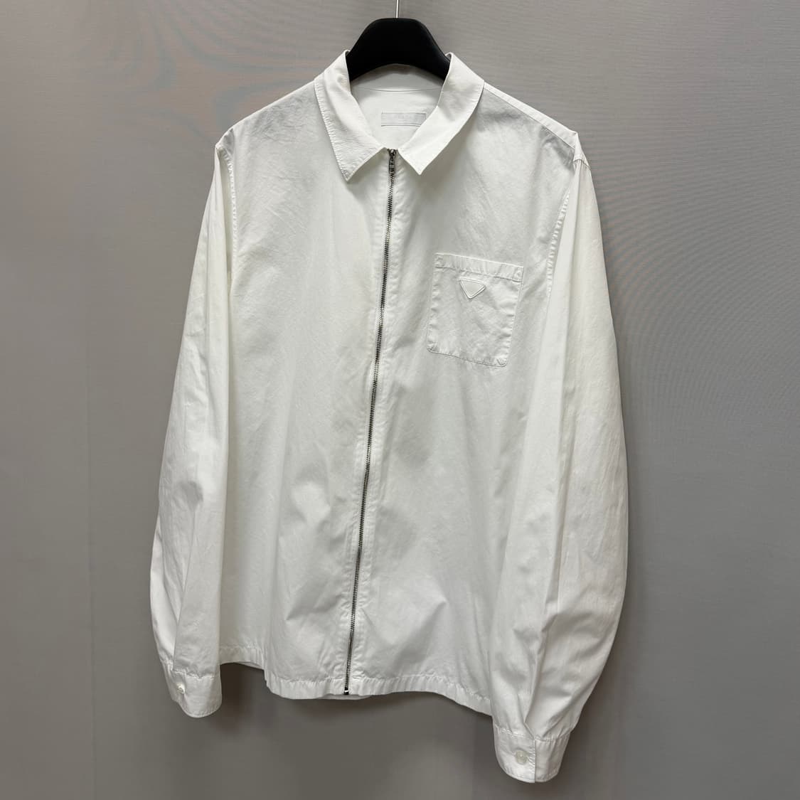 프라다 삼각로고 체스트 포켓 지퍼 셔츠 (105)  상품이미지3