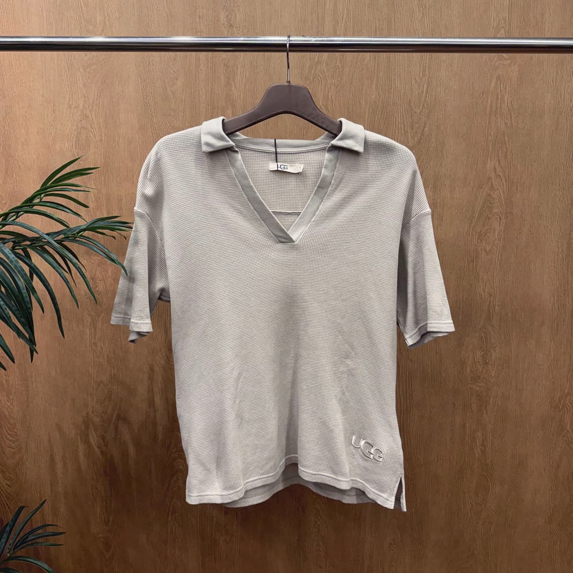 어그 와플 니트 반팔 카라 브이넥 티셔츠 자수 디테일 루즈핏 연그레이 상품이미지1