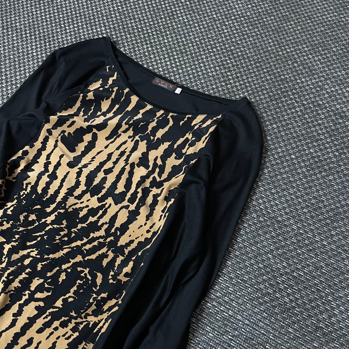 EVEX 블랙 호피 패턴 긴팔 티셔츠 42 상품이미지5