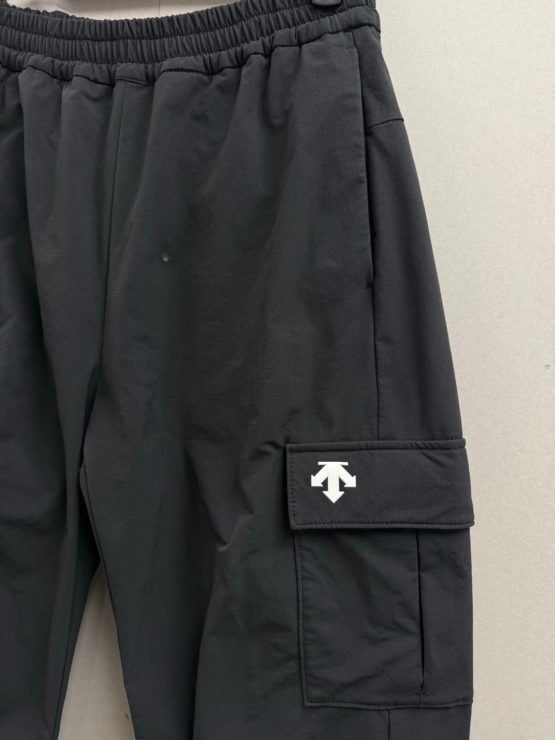 남성 M 85 / 데상트 약기모 우븐 카고 조거팬츠 블랙 상품이미지3