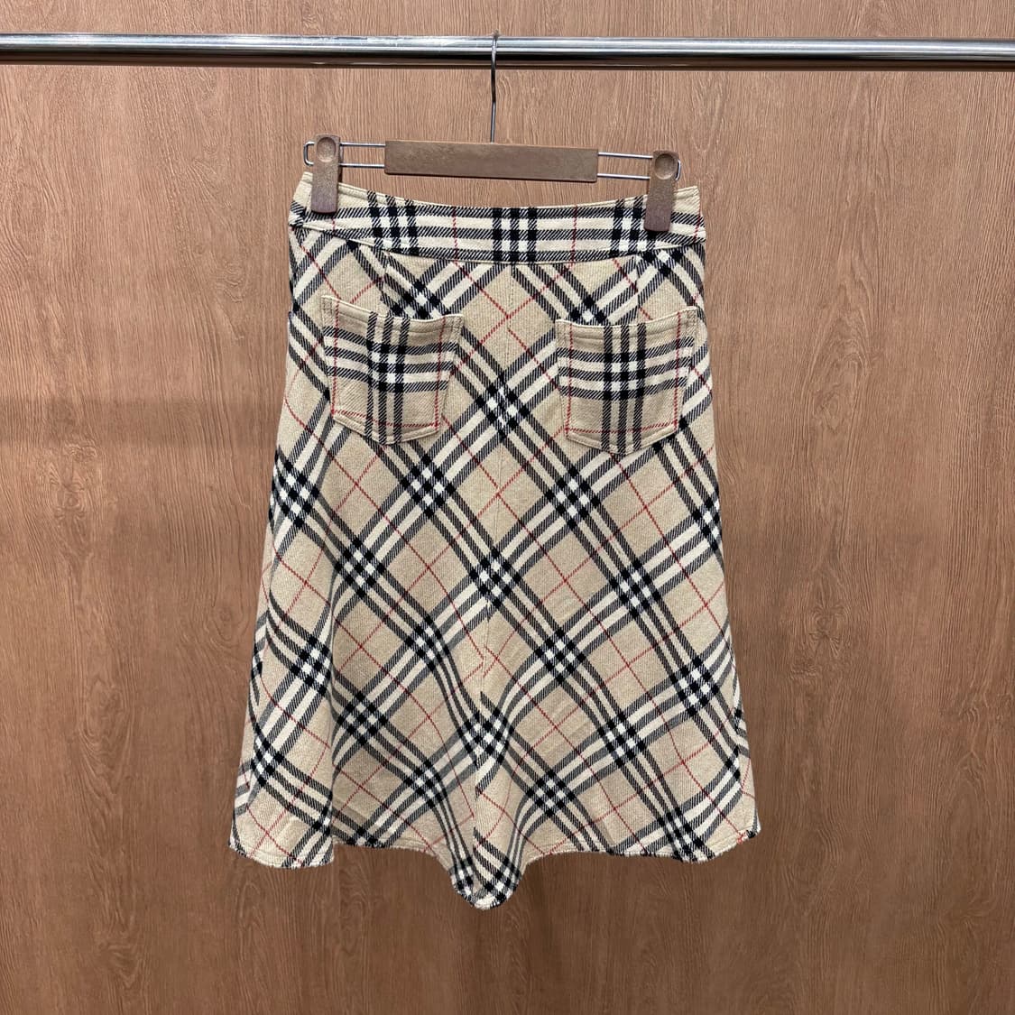 버버리 런던 미디 스커트 노바 체크 패턴 컷오프 마감 디테일 베이지 상품이미지3
