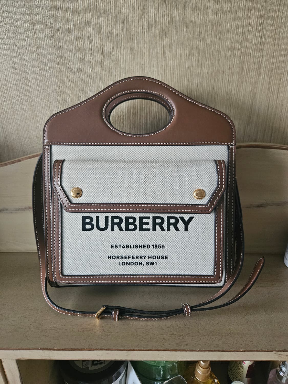 버버리 투톤 미니 캔버스 레더 토드겸 숄더백 상품이미지1