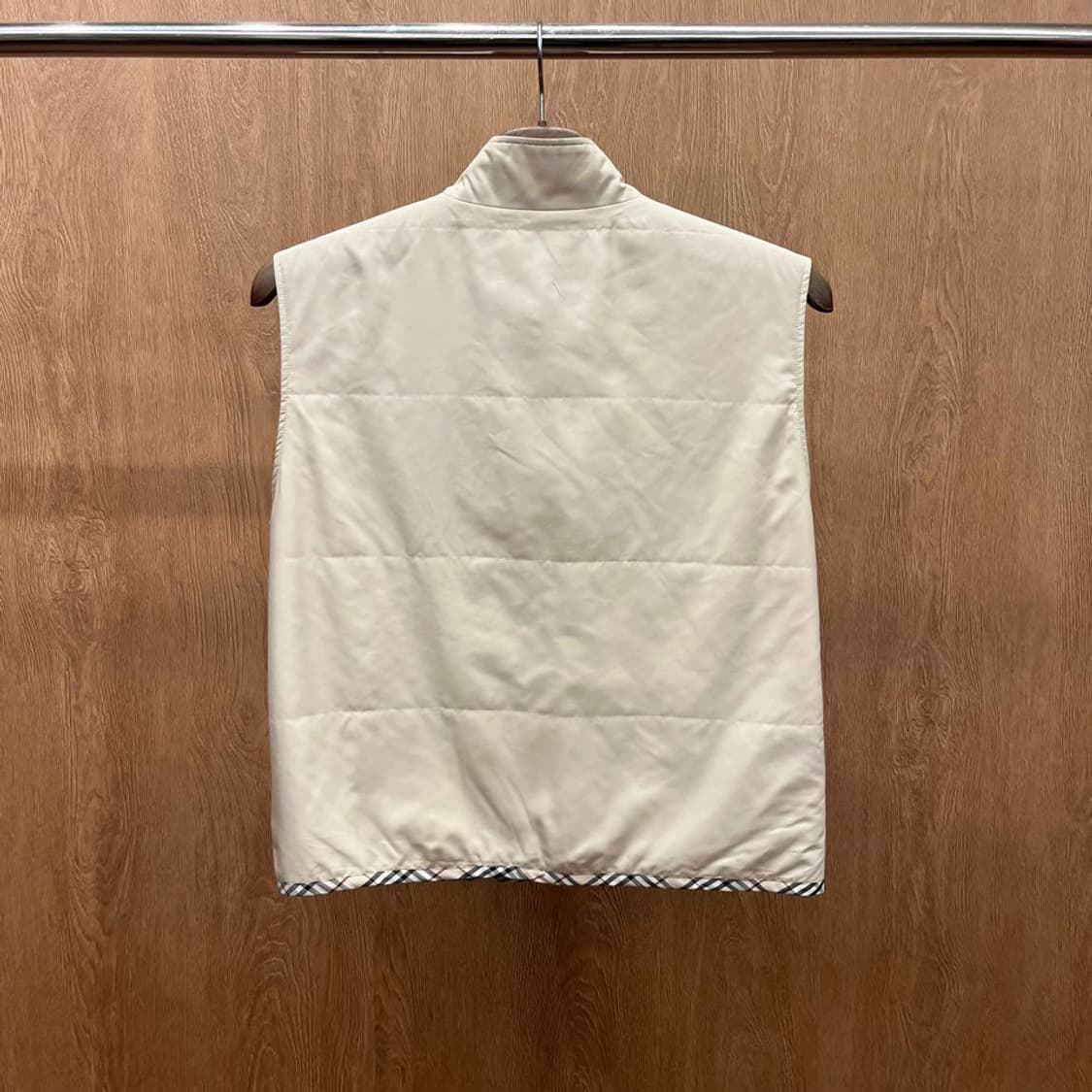 버버리 경량 패딩 베스트 스탠드 카라 밑단 포켓 라인 디테일 베이지 상품이미지3
