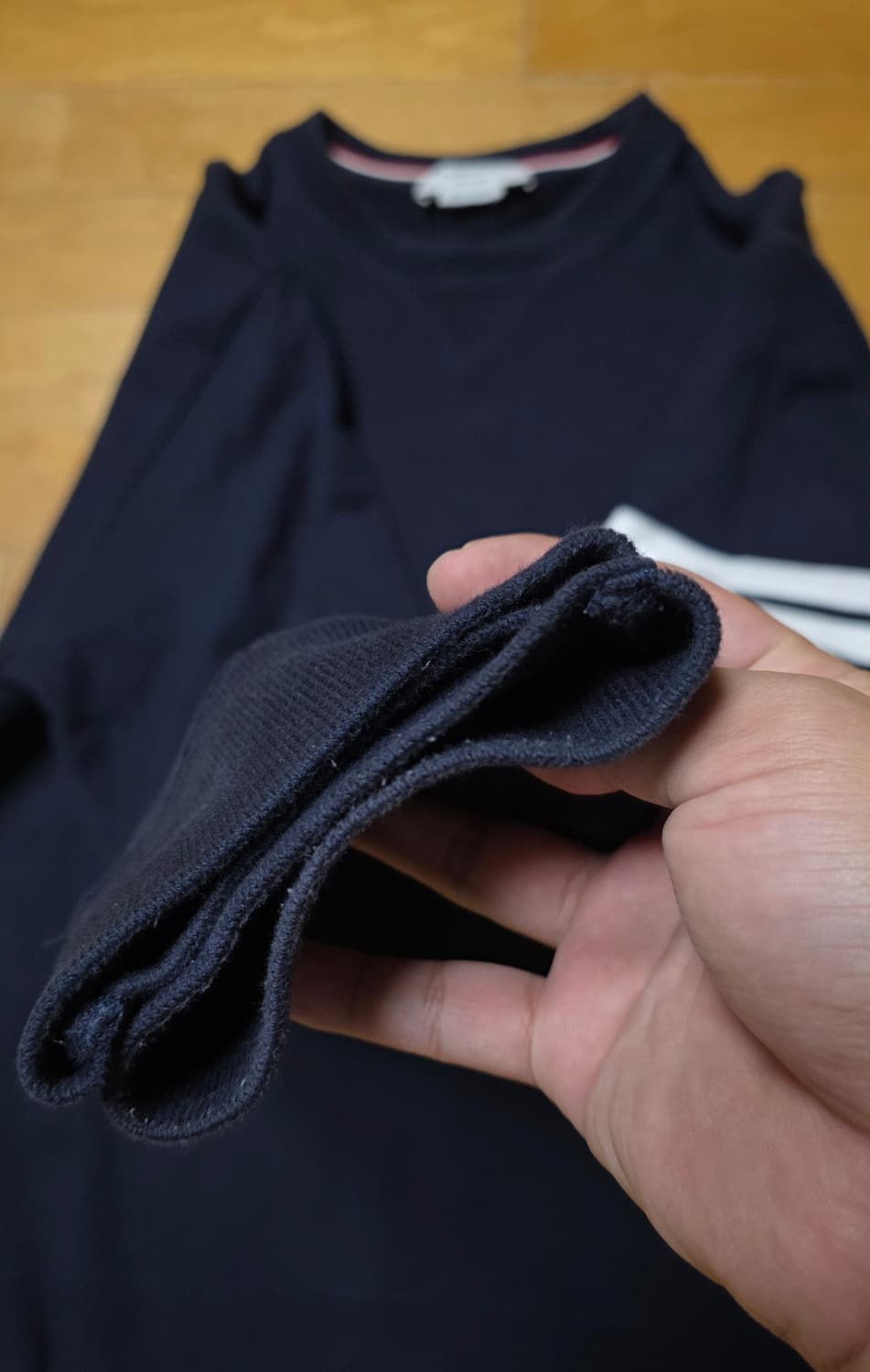 [7,새상품급]톰브라운 사선완장 맨투맨 네이비 상품이미지7