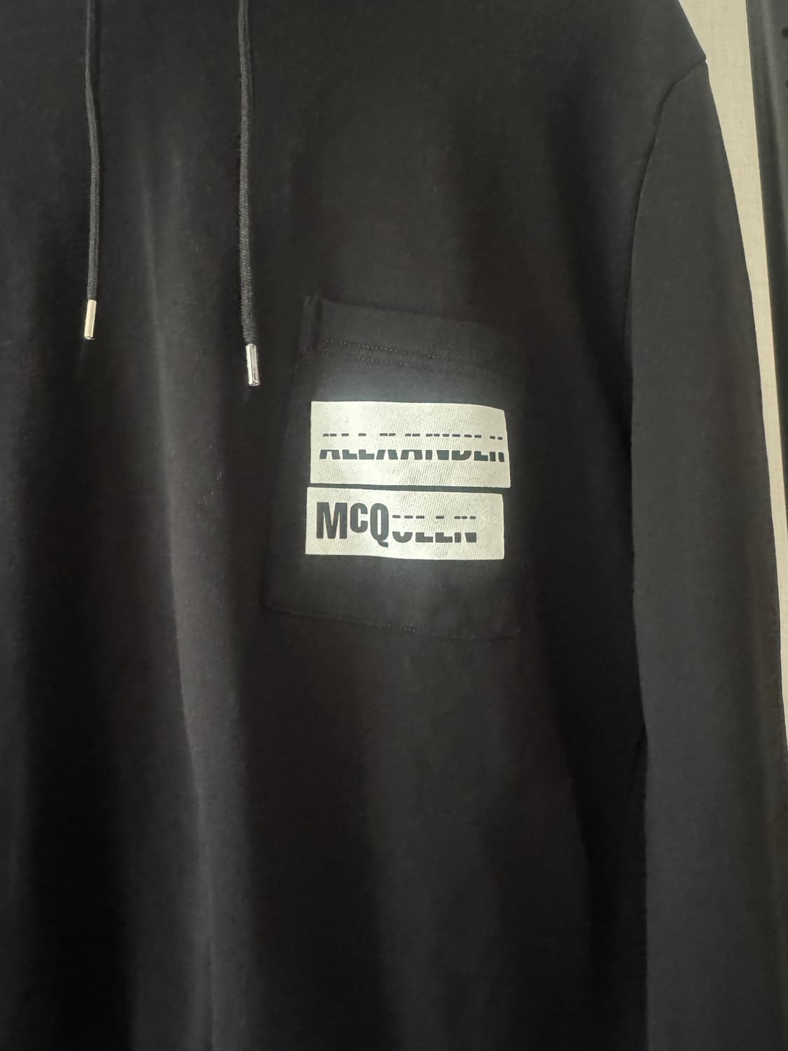 알렉산더 맥퀸(McQ) 스텐실 로고 포켓 후드티  상품이미지2