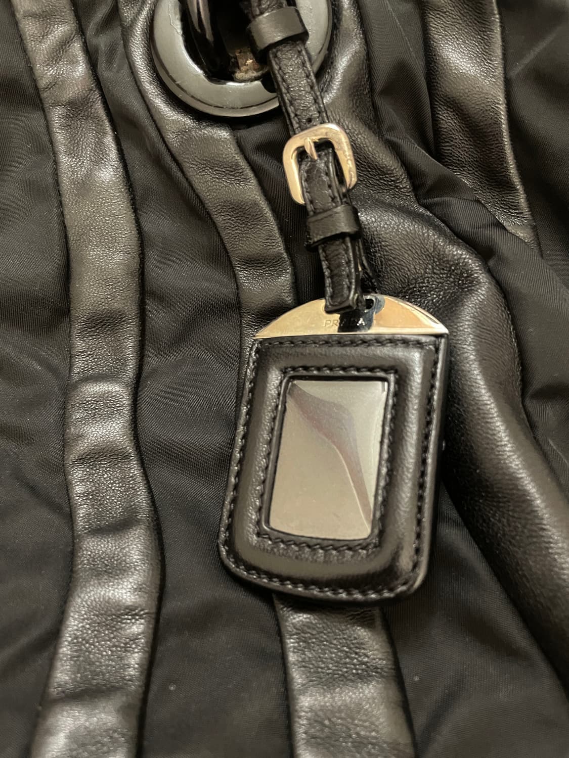 프라다 플리츠 주름 디테일 나일론 레더 믹스 체인 숄더 토트백 블랙 상품이미지5