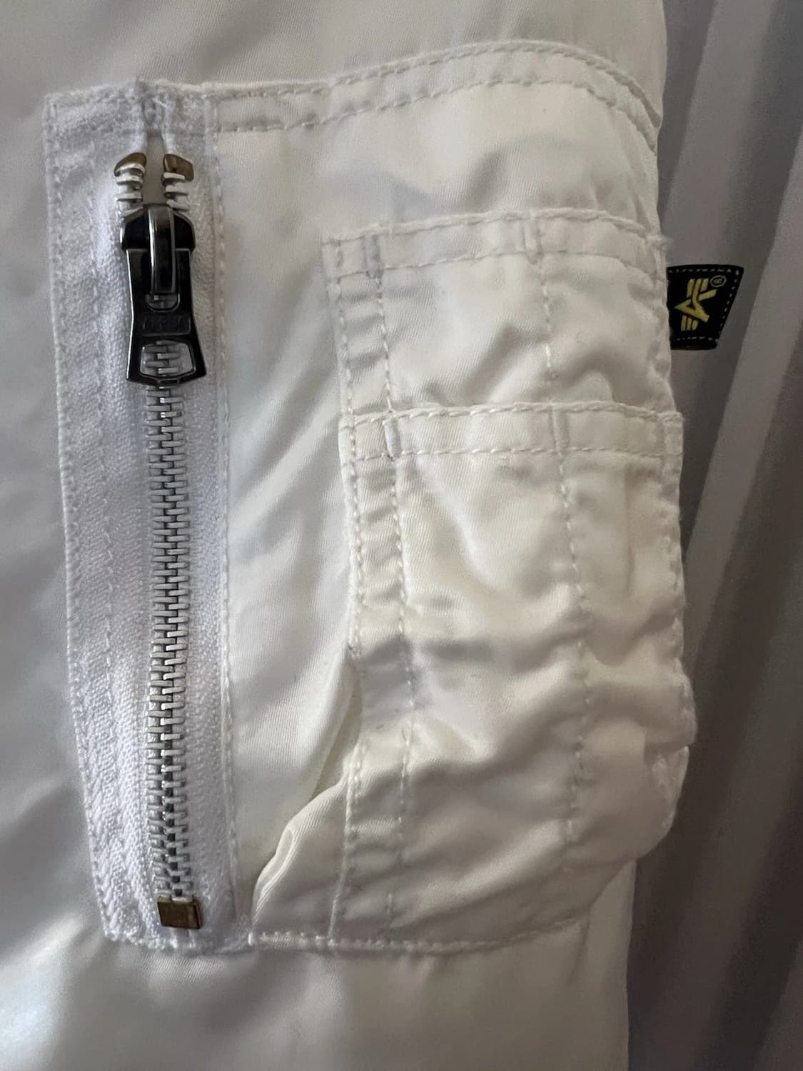 알파 인더스트리X오프닝 세레모니 아이보리 슬림 핏 플라이어스 봄버 재킷 상품이미지5