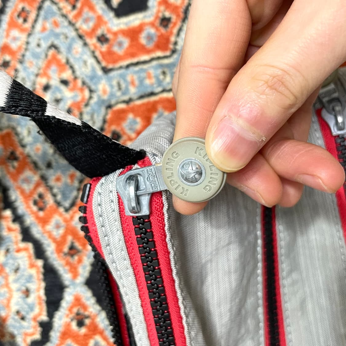 키플링 그레이 지퍼디테일 크로스백  상품이미지3