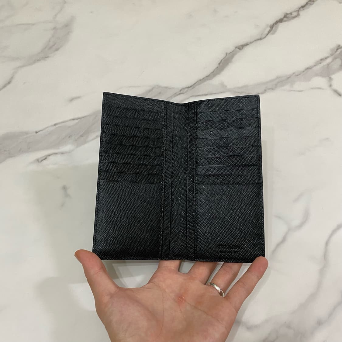 프라다 사피아노 레더 메탈로고 장지갑 블랙 2MV836 상품이미지5