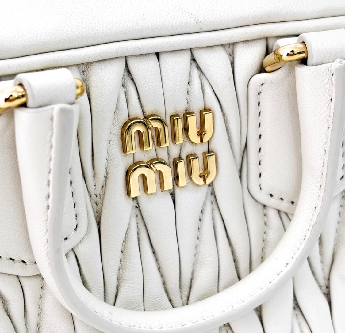 [MINI] 미우미우 여성 나파 마테라쎄 레더 탑핸들 미니 토트백 화이트 상품이미지6