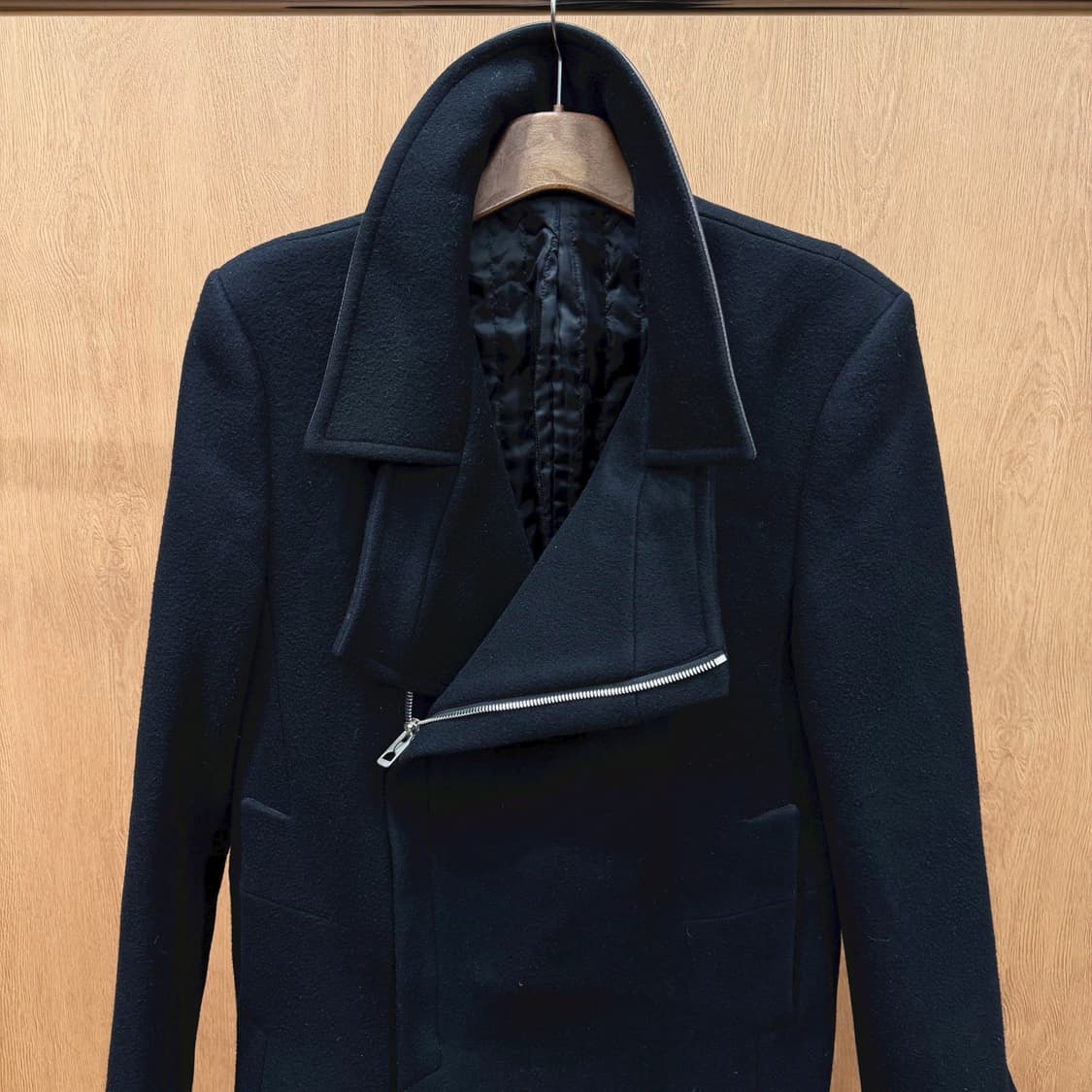 시스템 코트 와이드 라펠 언발란스 집업 소매 지퍼 디테일 레귤러핏 블랙 상품이미지4