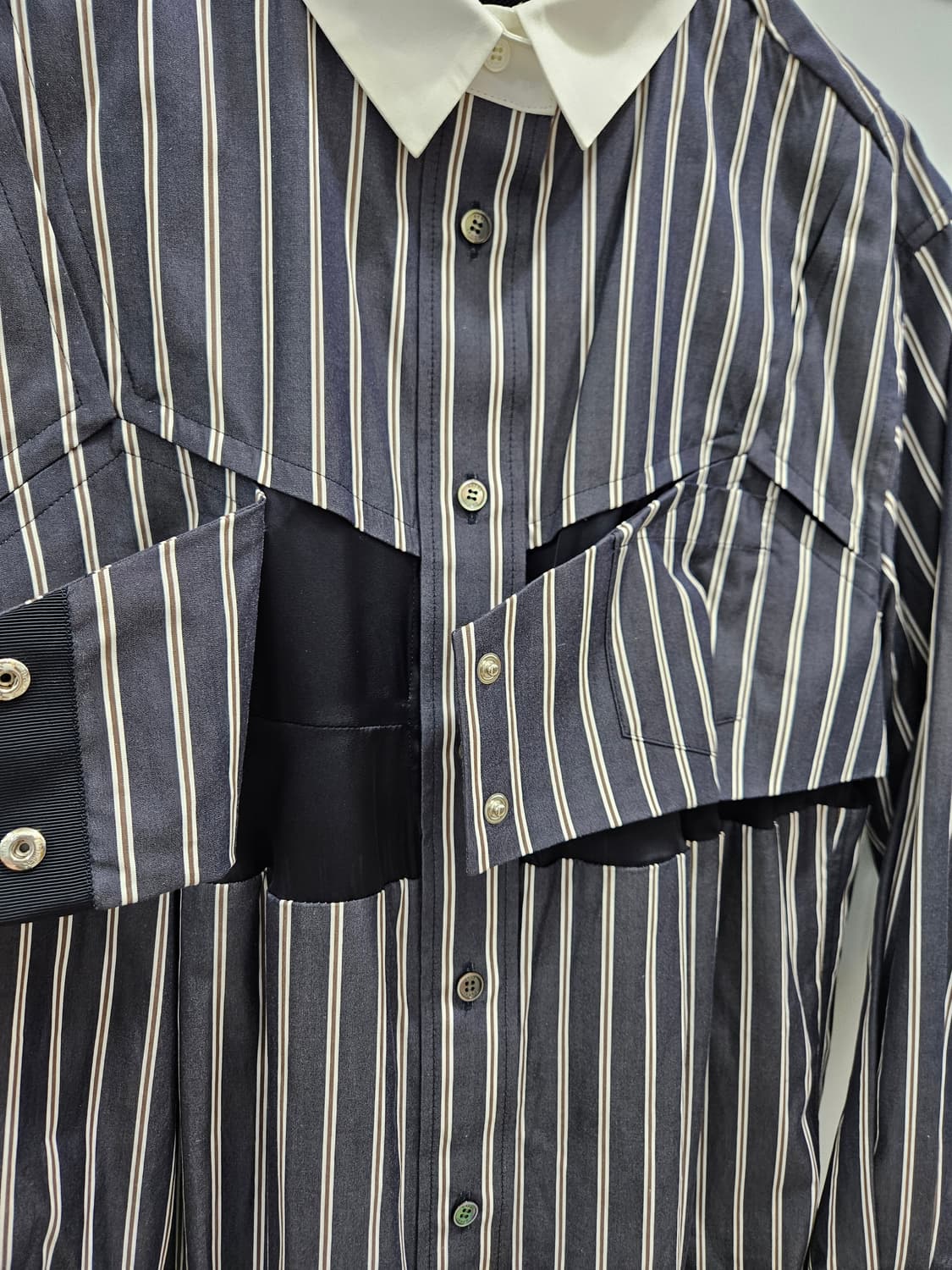 사카이 스트라이프 디테일 셔츠 상품이미지4