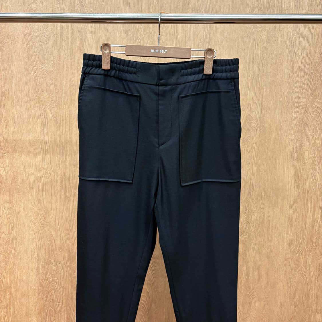 시스템 슬랙스 팬츠 허리 밴딩 사각 포켓 밑단 롤업 마감 디테일 블랙 상품이미지4