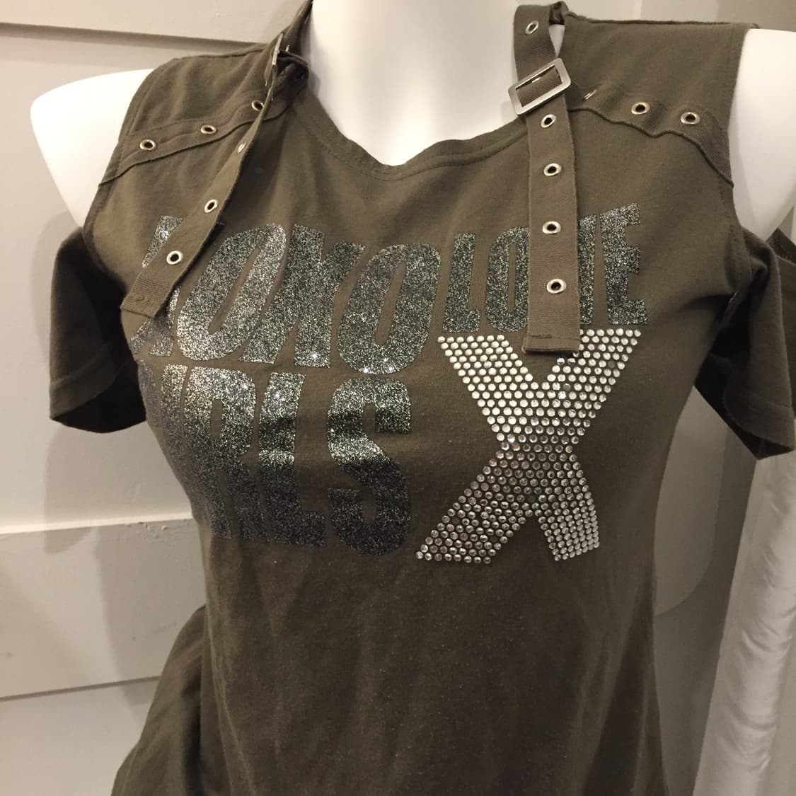Xoxo 펑크 갸루 카키 핫픽스 스트랩 오프숄더 반팔티 상품이미지3