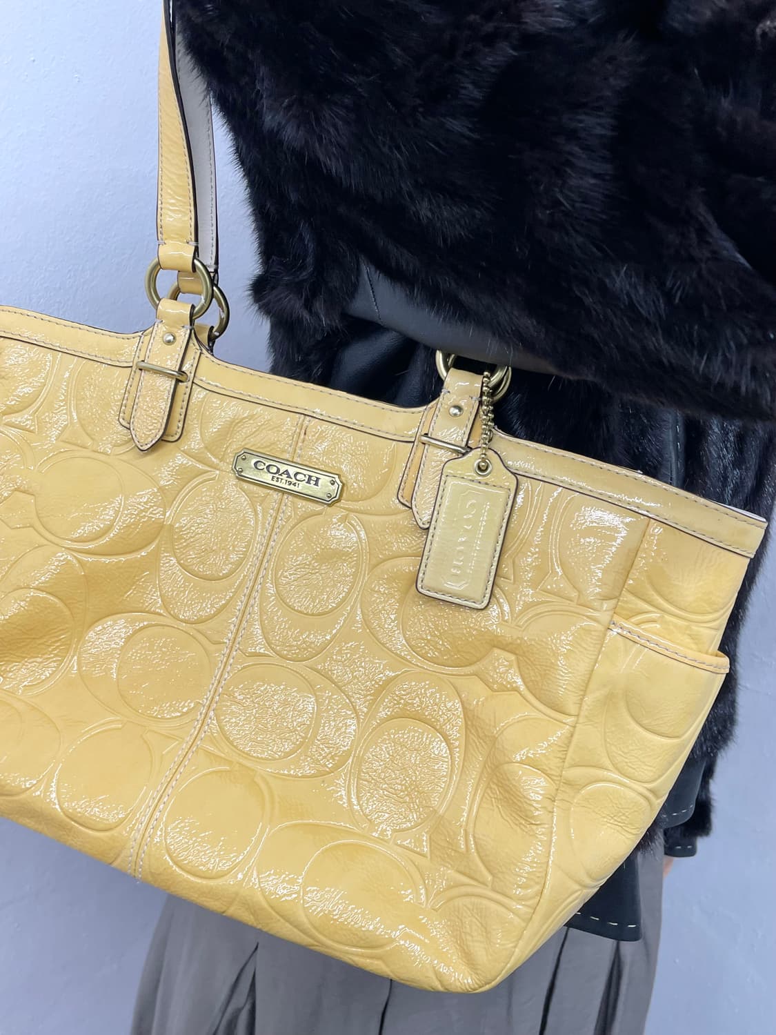 코치 에나멜 옐로우 로고 숄더백 상품이미지5