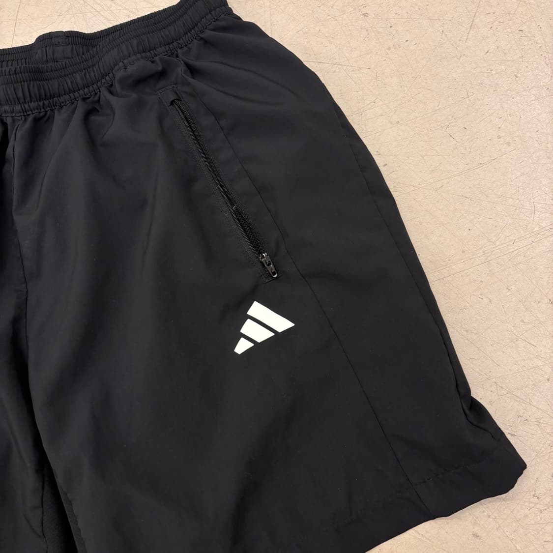 아디다스 스포티 스몰로고 반바지 상품이미지2