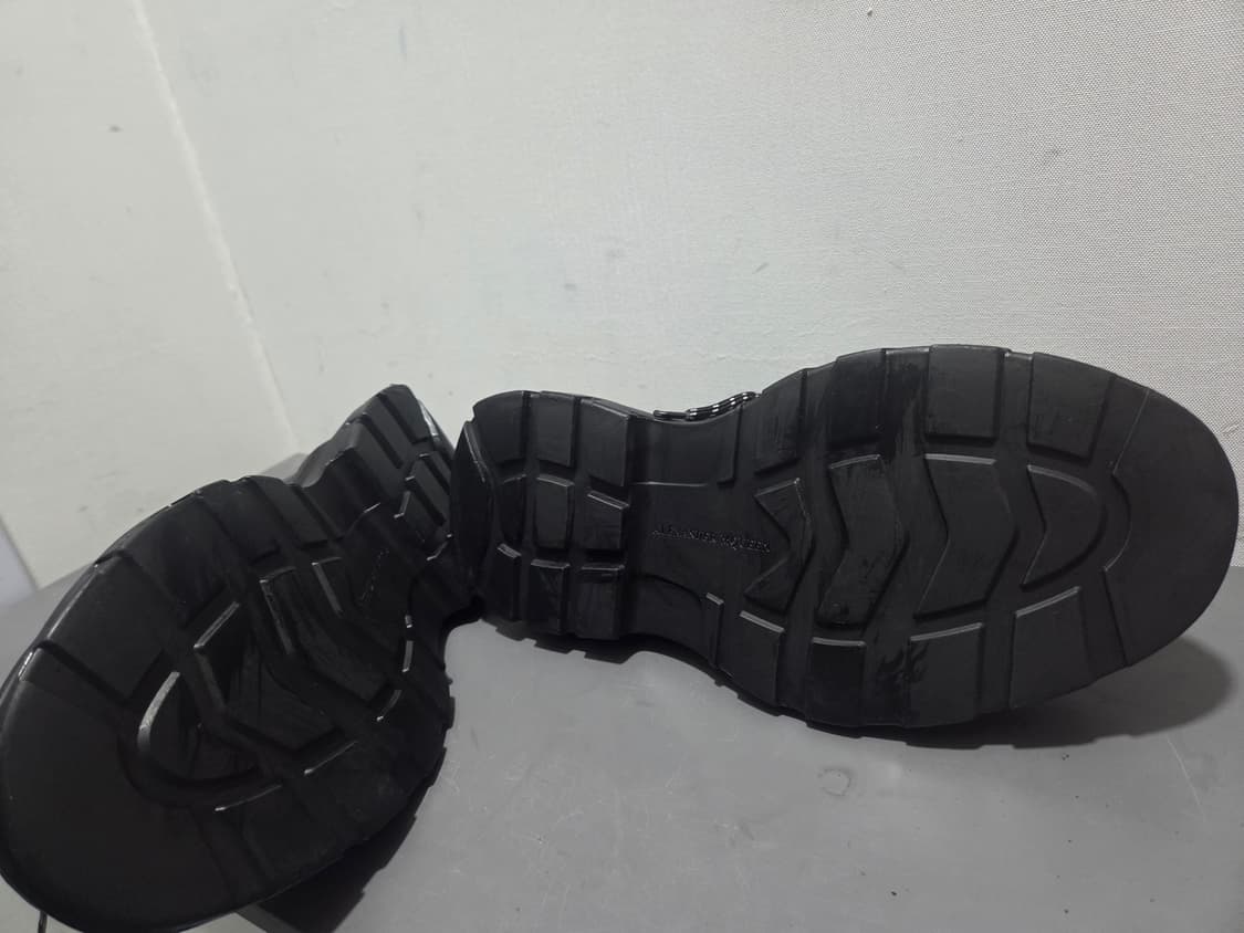 "청키한 실루엣의 정점, 알렉산더 맥퀸의 압도적인 존재감을 느껴보십시오. 상품이미지4