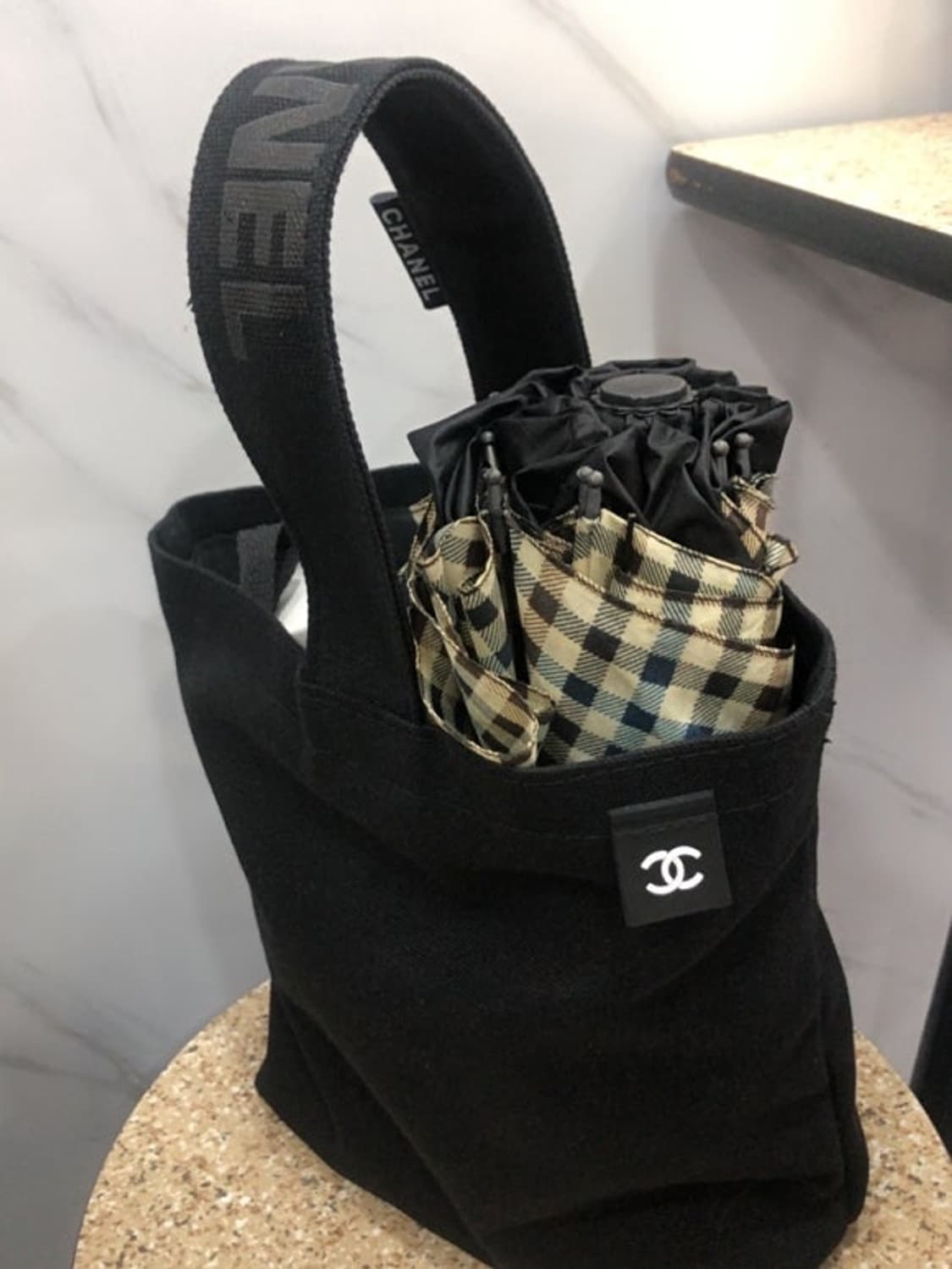 샤넬 노벨티 원핸들 에코백 블랙 상품이미지3