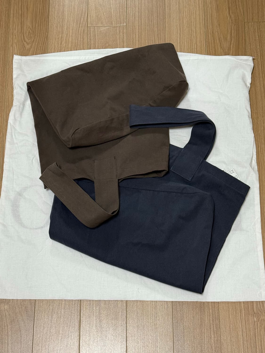 에피센터 투어리스트 트위스트백 (Brown, Navy) 상품이미지3