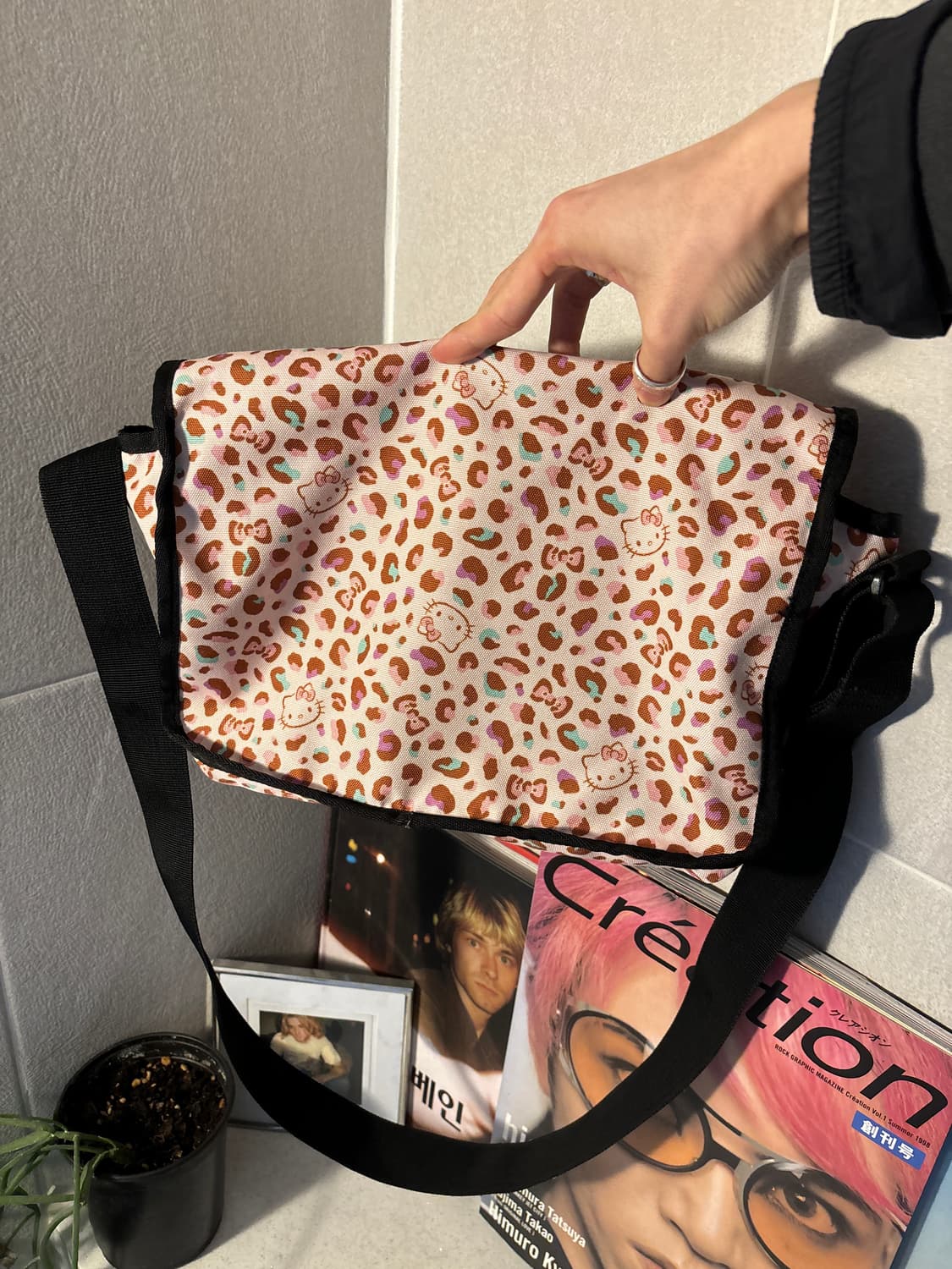 아웃도어 프로덕트 헬로키티 레오파드 메신저백 상품이미지3
