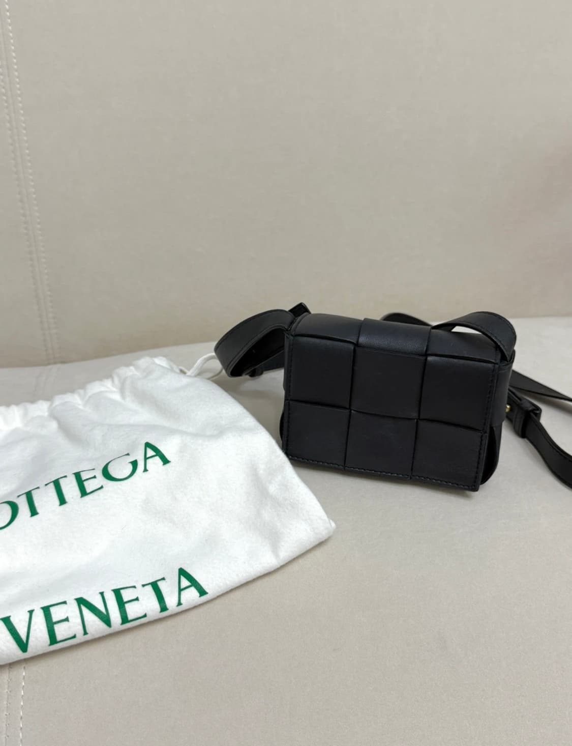 (새상품급)보테가베네타 카세트백 미니 블랙 상품이미지1