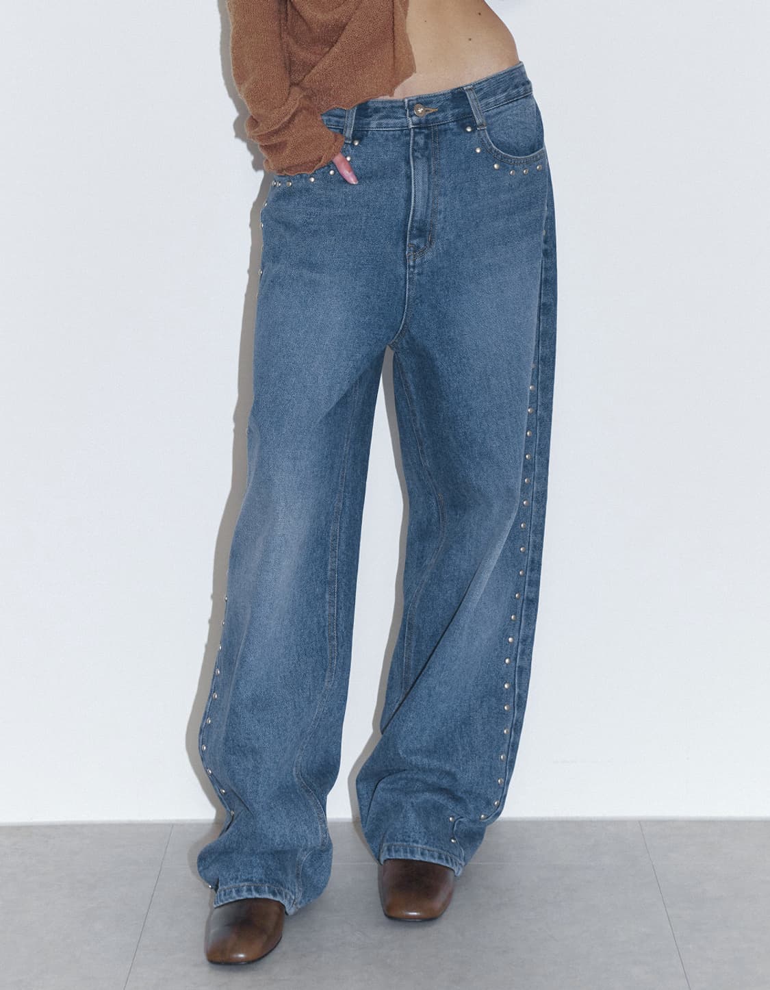 STUDDED WASHED JEANS (BLUE) 상품이미지1