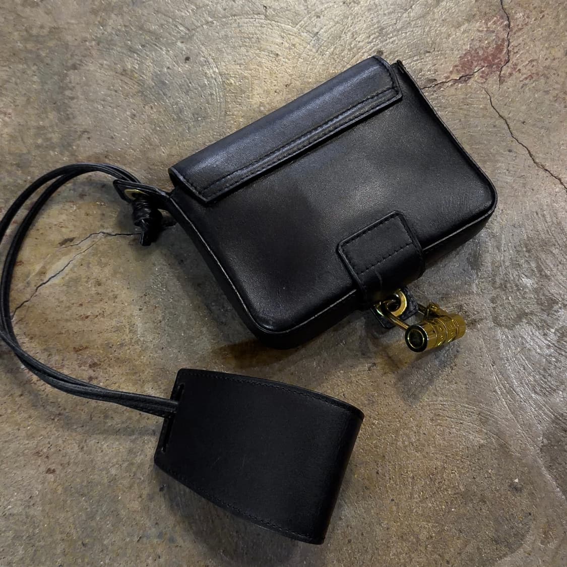 톰포드 커프 레더 미니백 상품이미지5