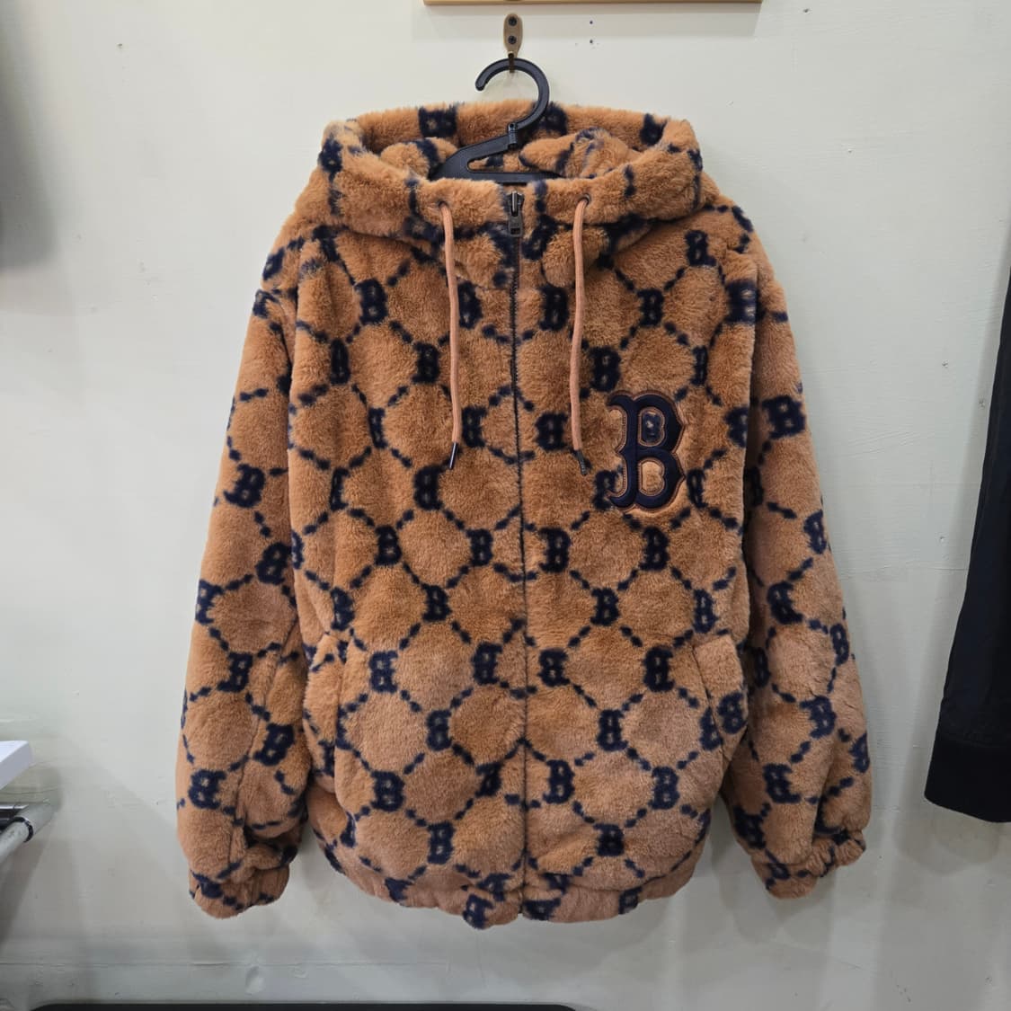 [M] MLB 다이아 모노그램 올오버 후드 에코퍼 점퍼 보스턴 (브라운) 상품이미지1