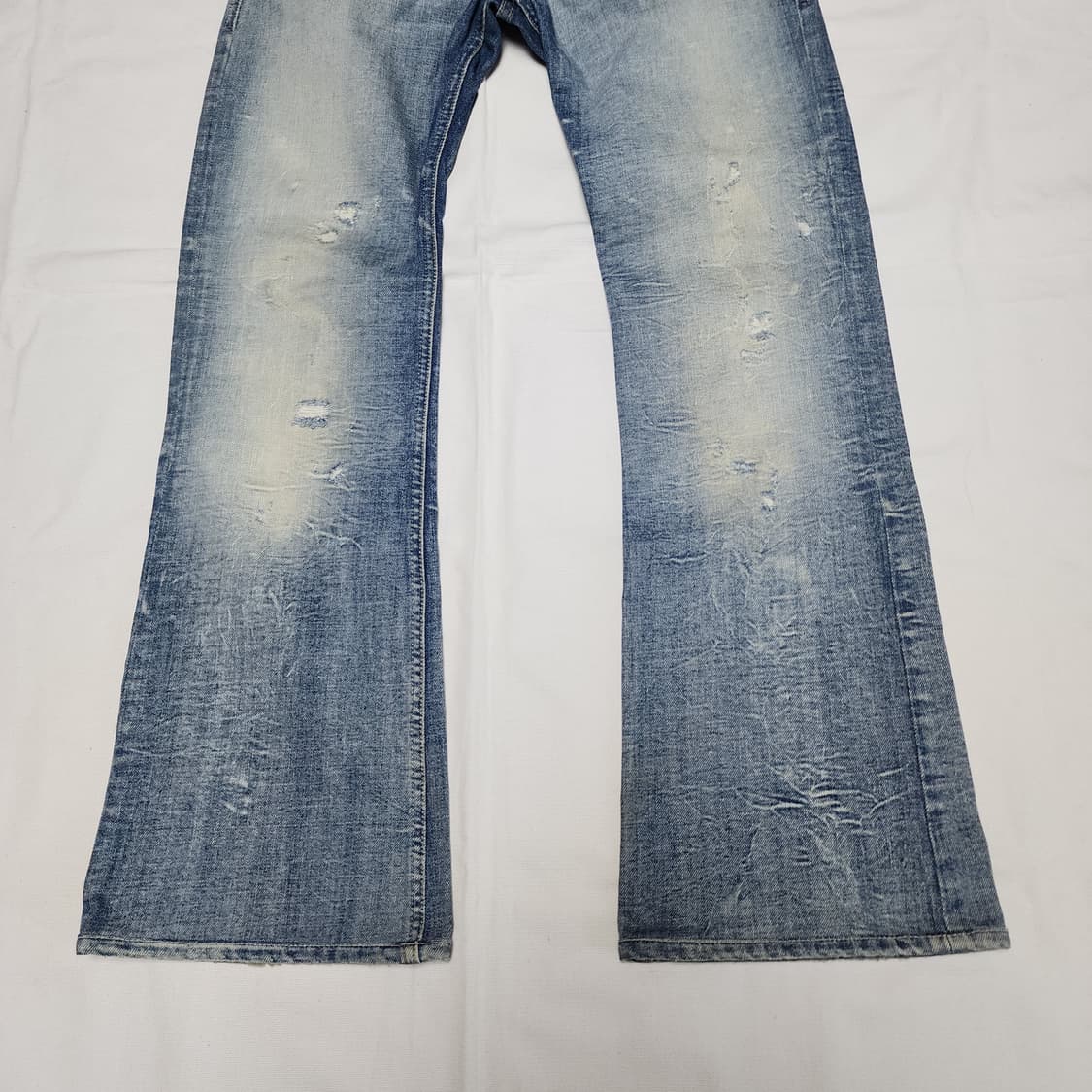 DIESEL ZATHAN 디젤 연청 워시드 플레어 부츠컷 데님팬츠 상품이미지5