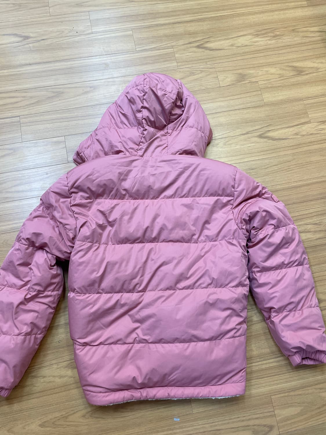 K2 키즈 숏패딩 90사이즈 판매합니다. 핑크색과 흰색 투톤으로 귀여운  상품이미지4