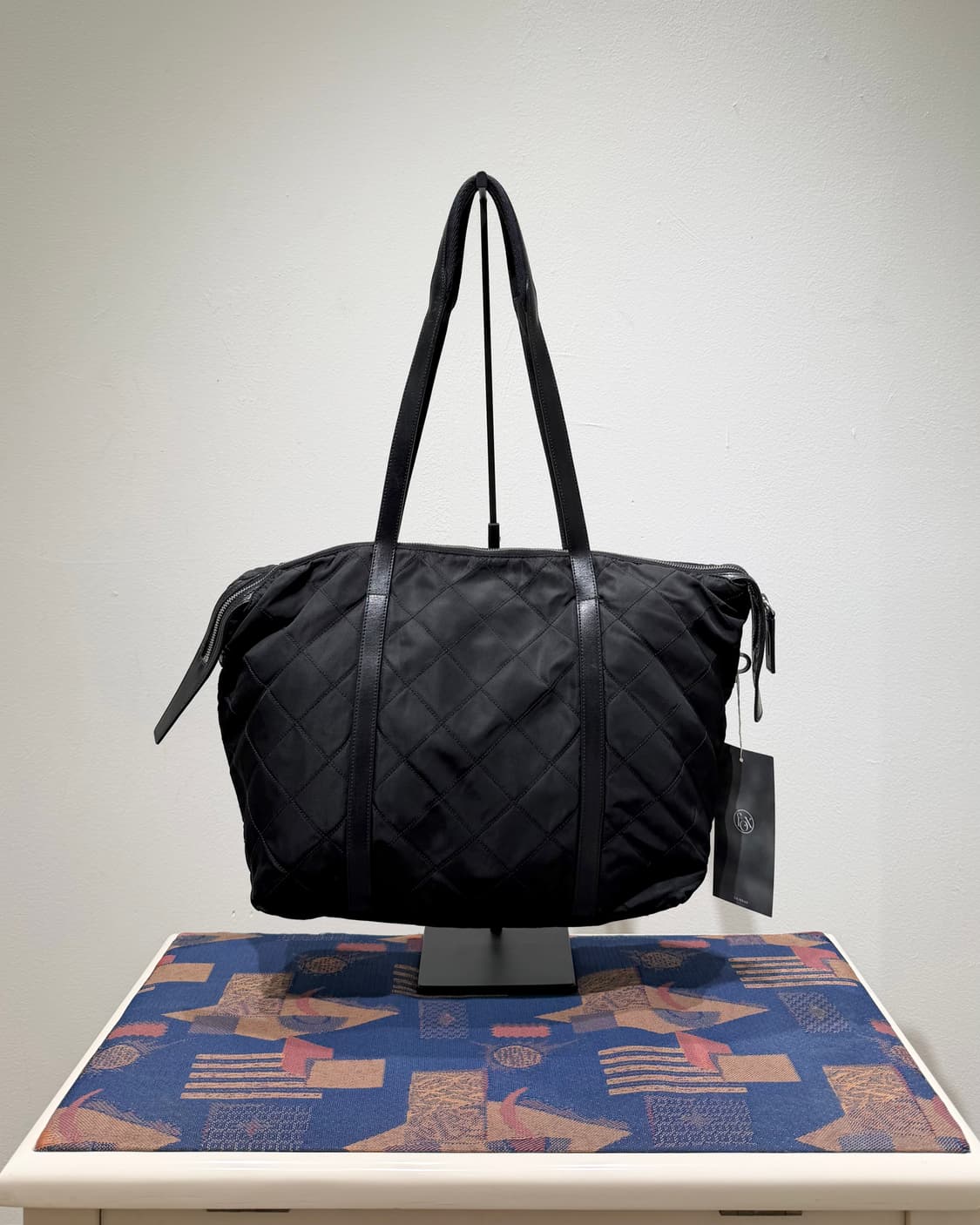 프라다 블랙 나일론 레더 퀼팅 트라이앵글 로고 토트백 상품이미지2