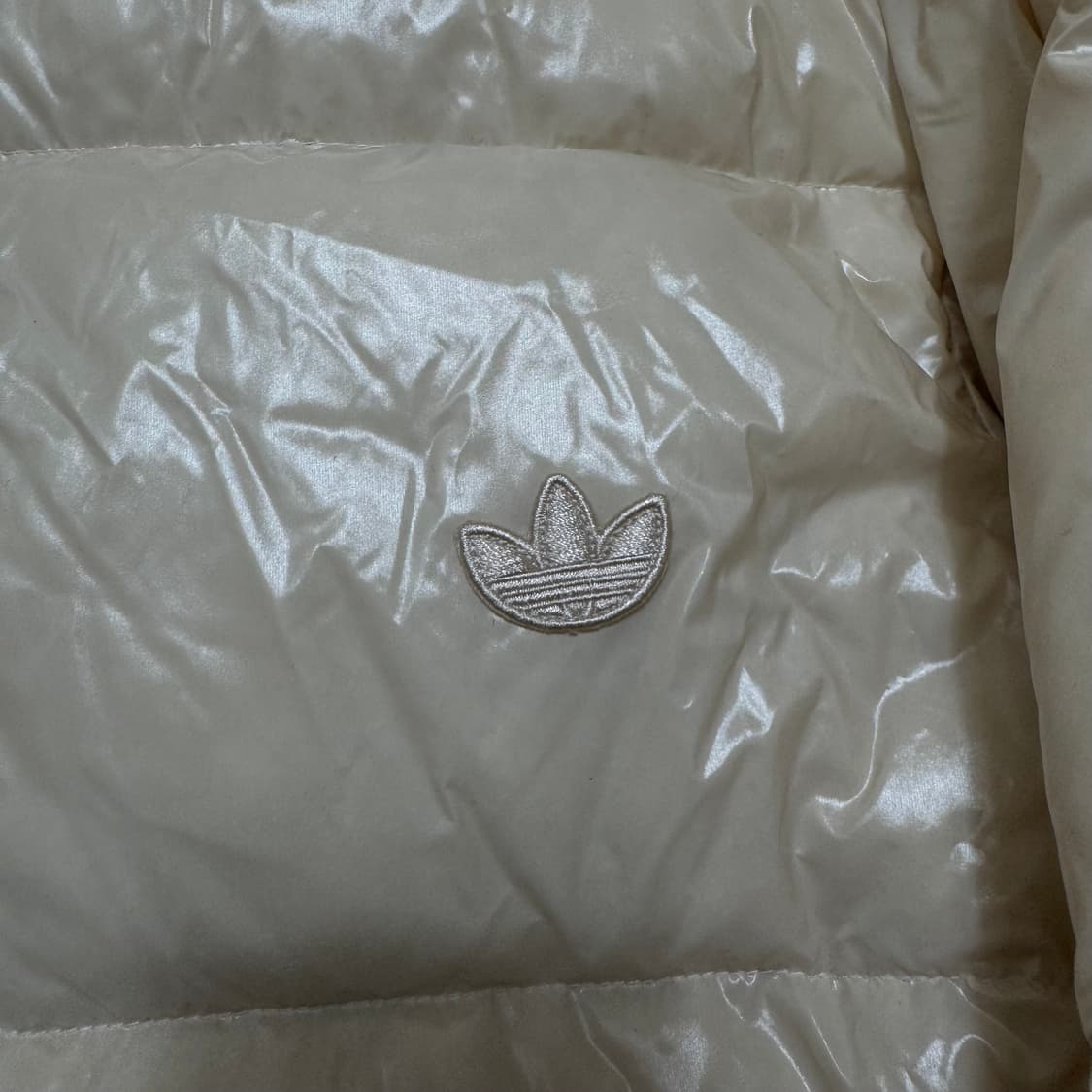 아디다스 덕다운 유광 패딩 상품이미지4