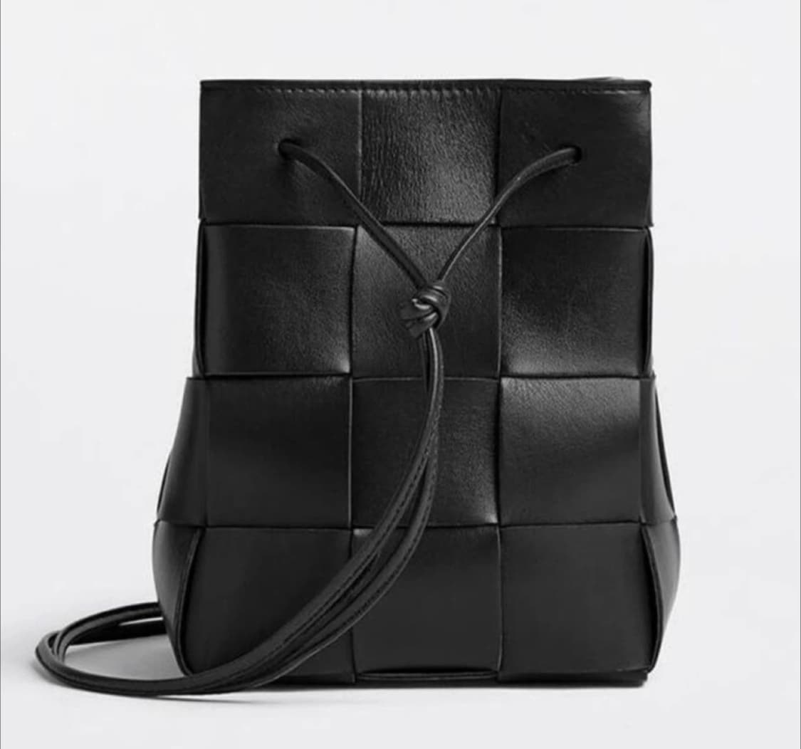 보테가베네타 스몰 카세트 크로스바디 버킷 백 블랙 상품이미지4