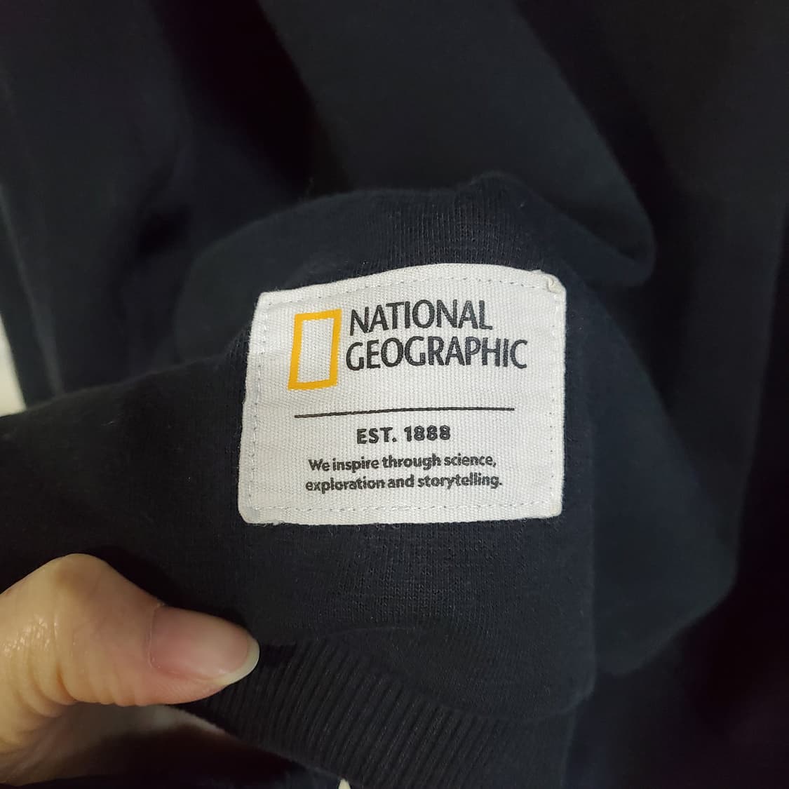 내셔널지오그래픽 검정색 맨투맨  상품이미지3