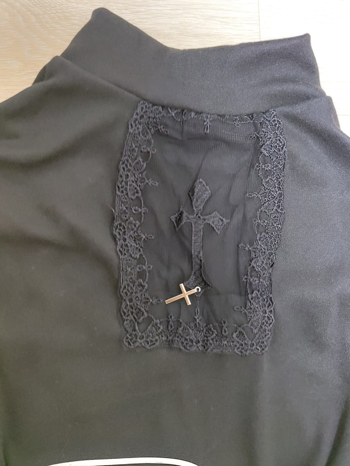 쉬인 블랙 십자가 시스루 컷아웃 기모 목폴라 상품이미지2