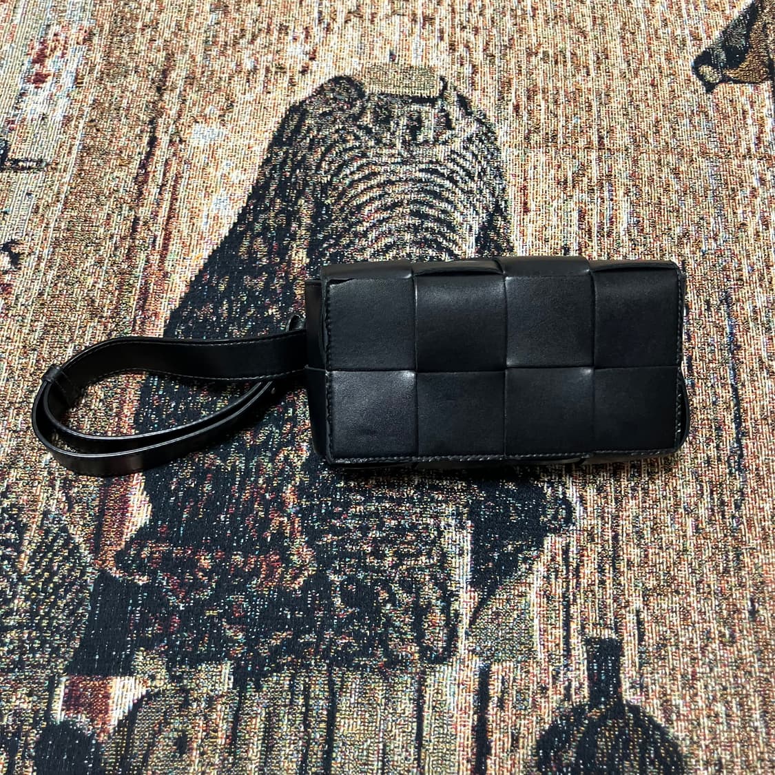 [OS] 보테가 베네타 카세트 벨트 백 블랙 상품이미지1